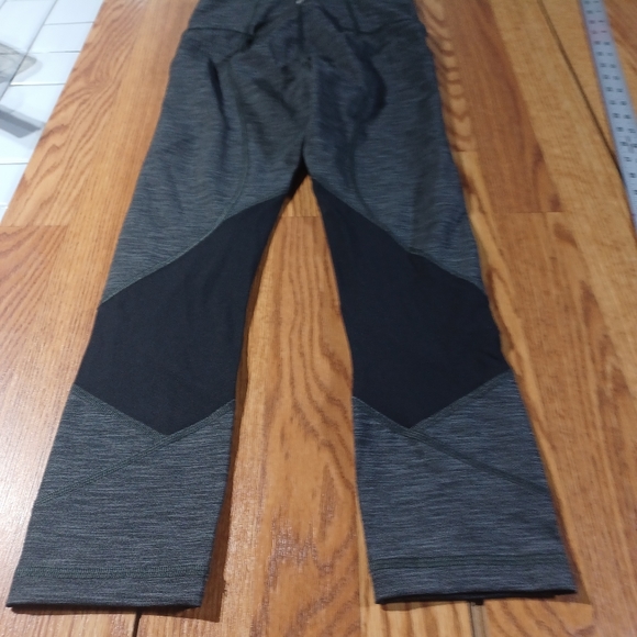 LULULEMON High Rise Leggings 28" With Pockets and Mesh Heather Grey Size 2 - Picture 3 of 3
